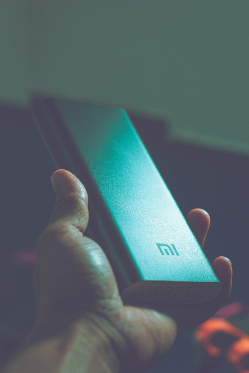 Magnetic wireless power bank for iPhone